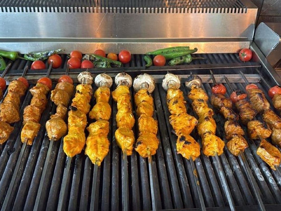 Alsafi Mix Platte für zwei Personen mit gegrilltem Fleisch, Reis und Mezze